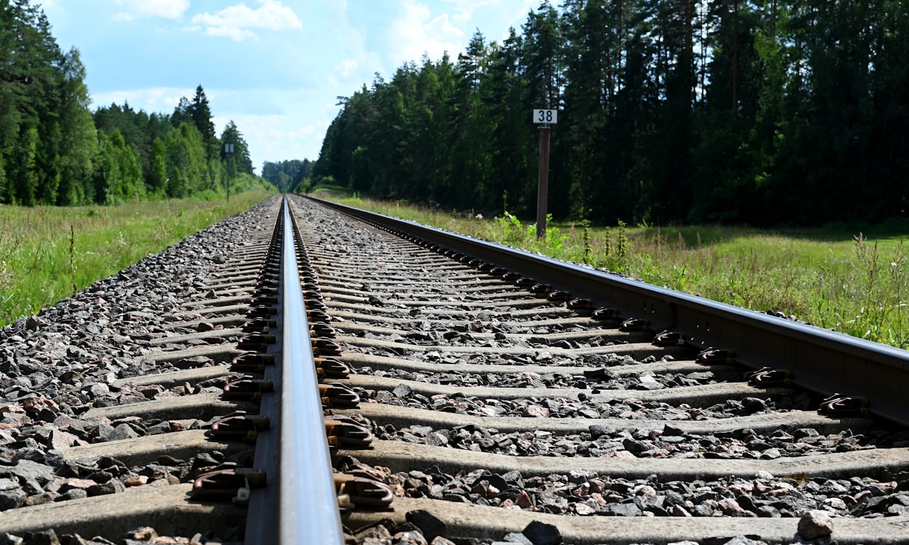 الدليل الشامل للمسارات الحديدية وأنظمة التوصيل: أنواعها، مكوناتها، والصيانة