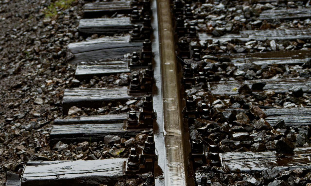 مواد مشبك السكك الحديدية: فولاذ، حديد صب، ومطاط
