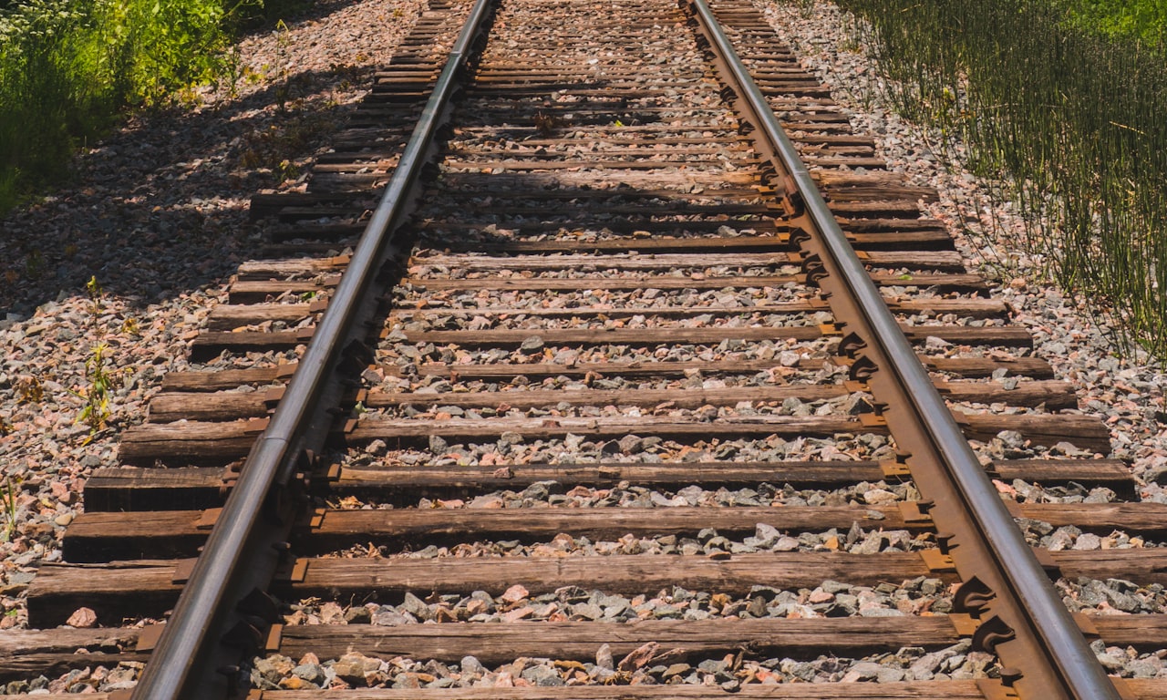 المسافة بين القضبان: الأصل وتأثيره على كفاءة السكك الحديدية