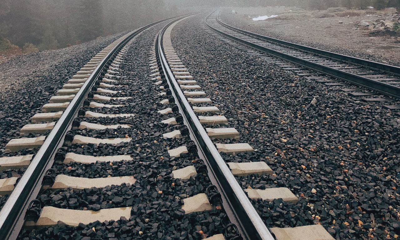 العوارض الحديدية للسكك الحديدية: الأنواع والمزايا والتطبيقات