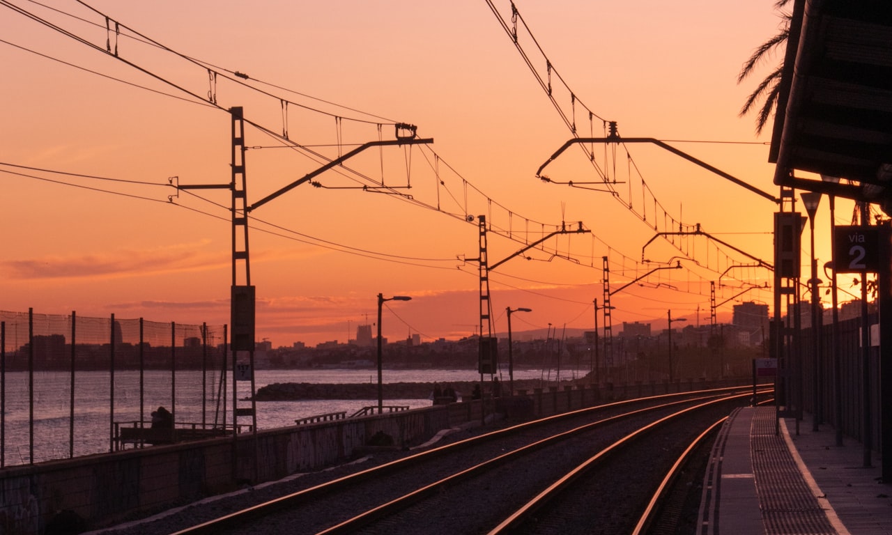 تحسين مسارات السكك الحديدية للقطارات السريعة: العوامل والأساليب