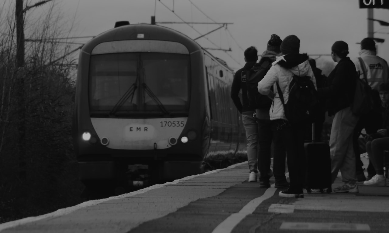 كيف تتماسك القطارات على السكة: الاحتكاك والجر والسلامة
