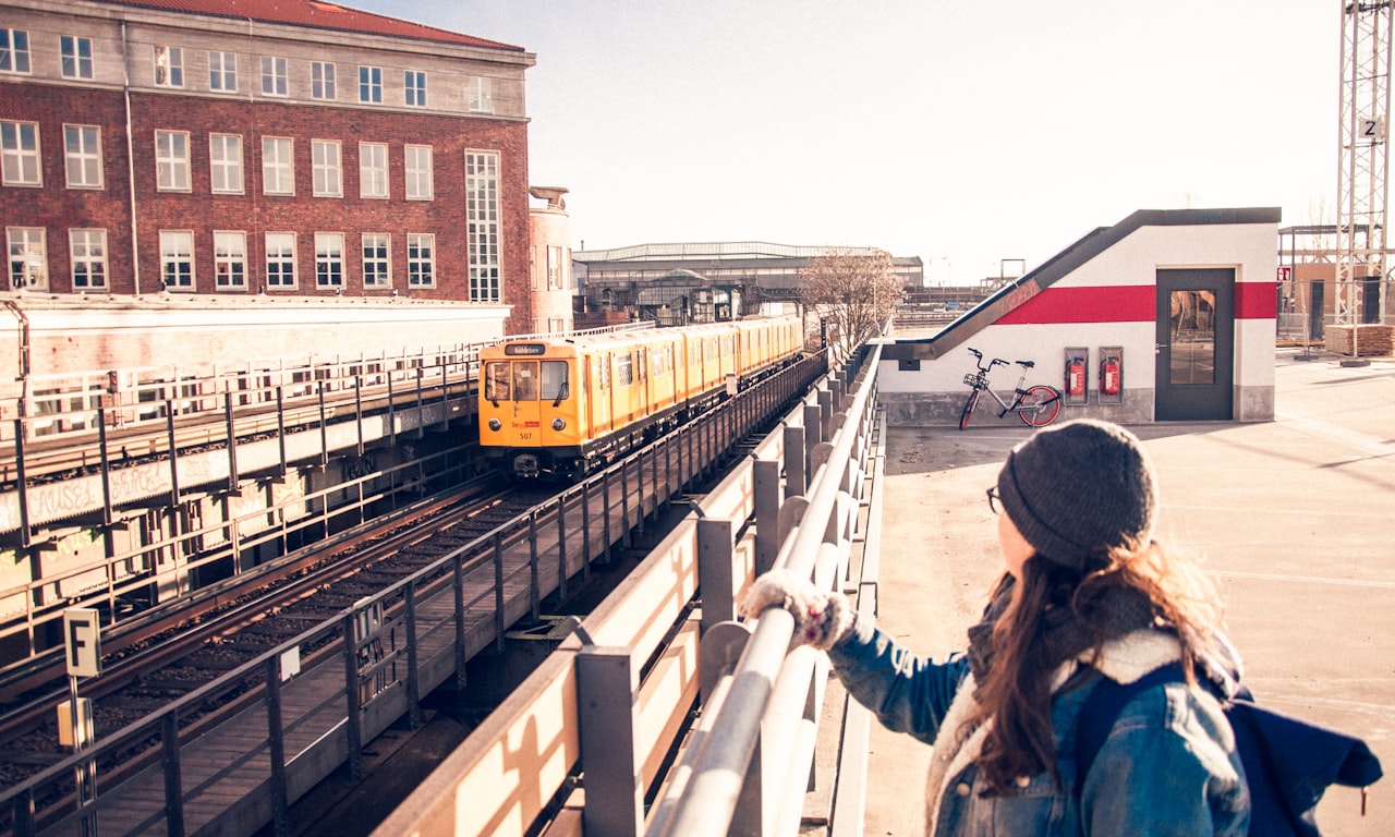 كيف تعبر مسارات القطارات خطوط الأخطاء: المخاطر والحلول