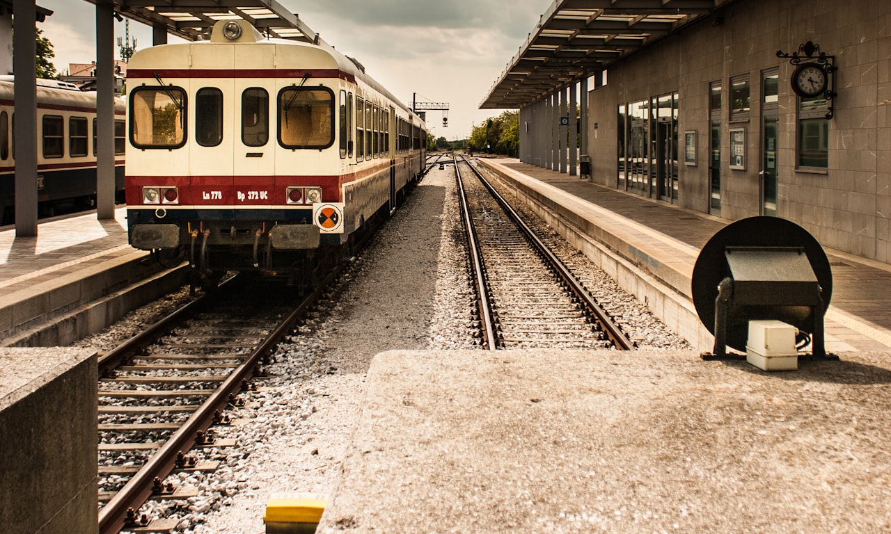 how long does train stopped on track0