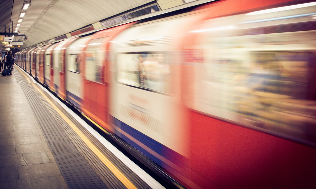 how metro train runs on track0