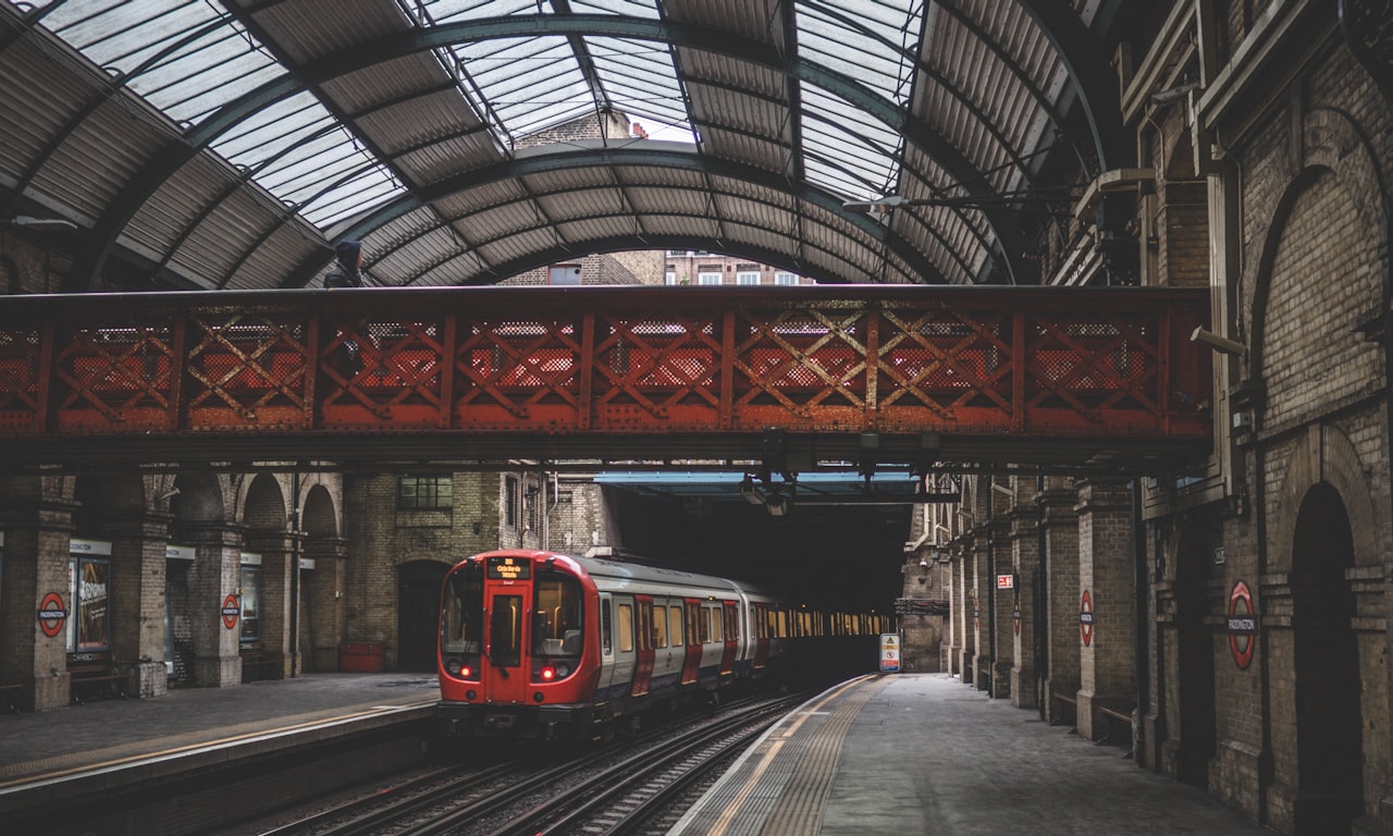 how metro train runs on track4