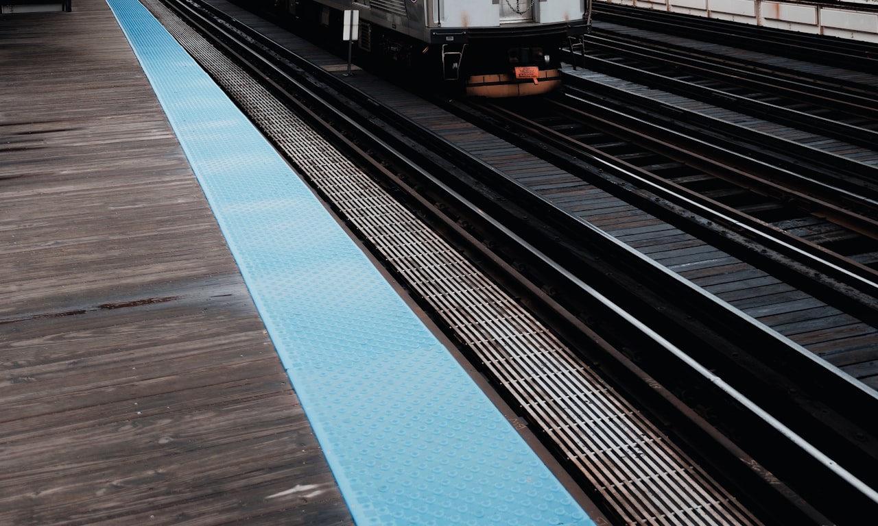 أفضل 5 تطبيقات لتتبع القطارات للتحديثات في الوقت الحقيقي: الميزات، التقييمات والمقارنات